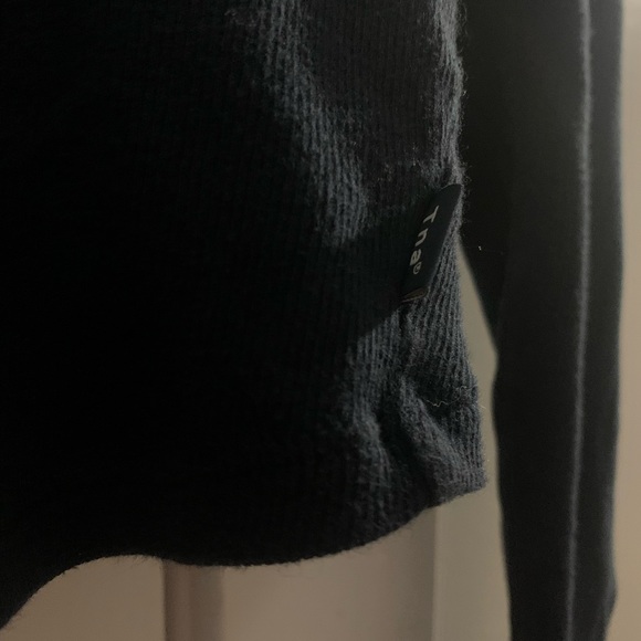 CROPPED COMFY NAVY ZIP UP - ARITZIA COPLEY LONGSLEEVE - Picture 2 of 5